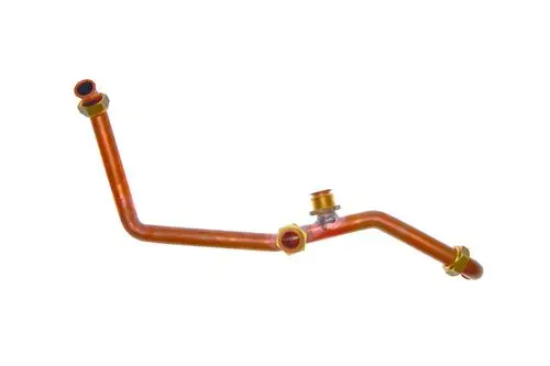 Kupferrohr mit mehreren Biegungen und Fittings, möglicherweise Teil eines Heizsystems von Brötje, zur Verbindung von Komponenten im Wärmetauscher.