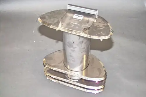 Brötje Wirbulator aus Metall mit mehreren ovalen Platten, montiert auf einem zylindrischen Körper, der für Luftzirkulation oder Wärmeverteilung verwendet wird.