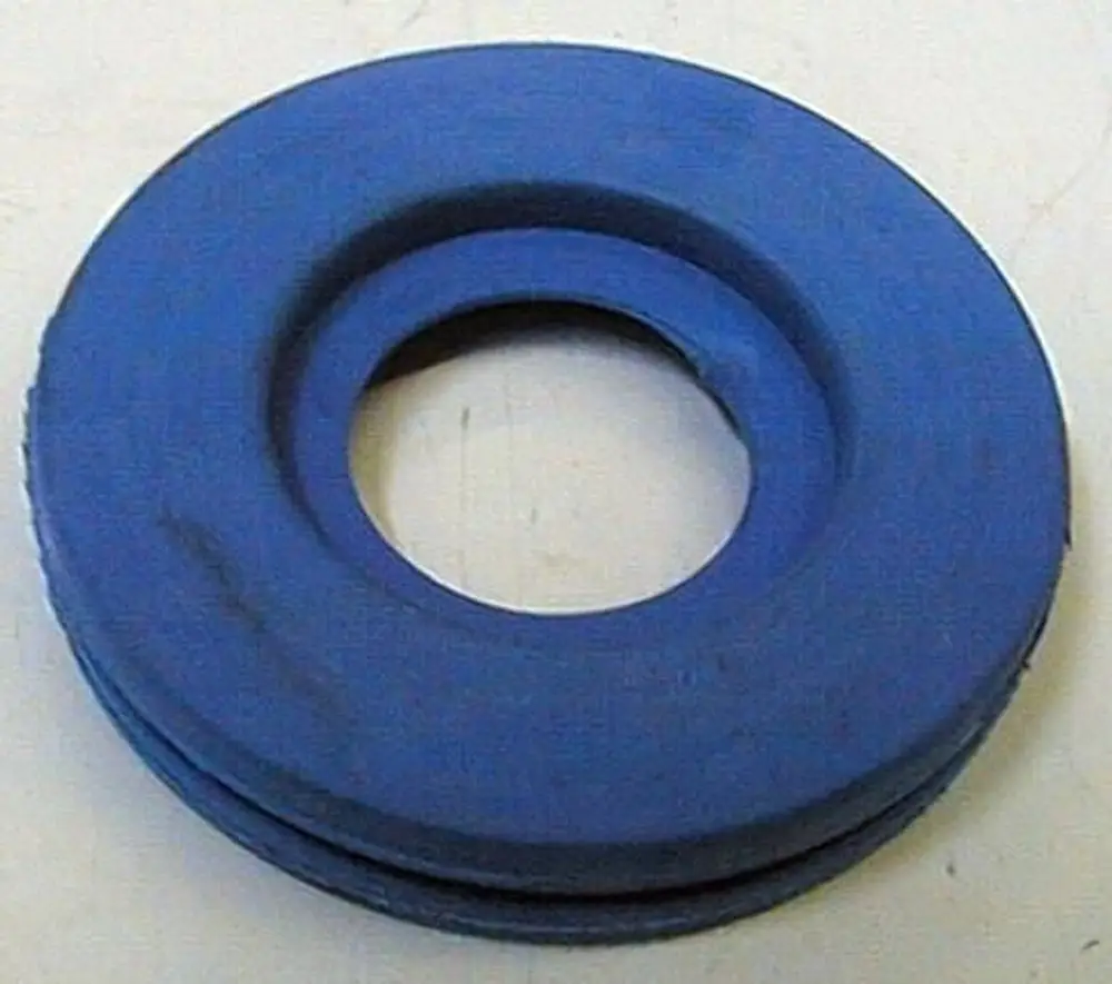 Blaue, runde Gummitüllen im Stapel. Die Tüllen scheinen für eine industrielle Anwendung ausgelegt zu sein und könnten in Produkten von Brötje verwendet werden.