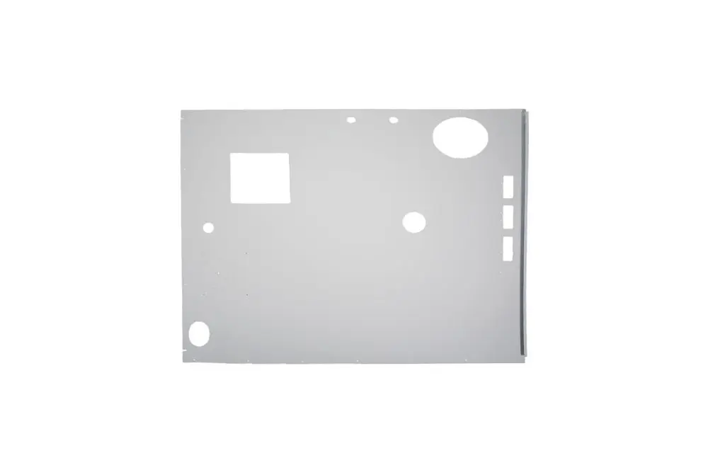 Brötje Verkleidungsrückwand, flache rechteckige Metallplatte in Grau mit mehreren Öffnungen und Aussparungen.