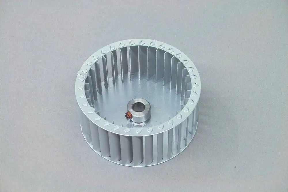 Aluminium Gebläserad mit radialen Kühlrippen und zentralem Montagepunkt, für den Einsatz in Heizsystemen der Marke Brötje geeignet.
