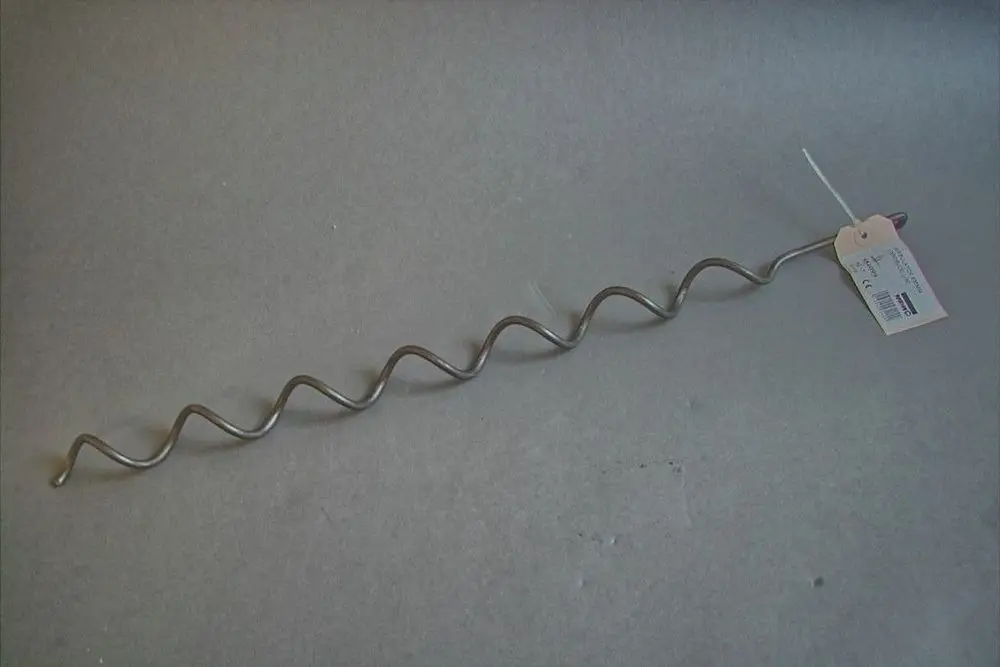 Metallisches Spiralled mit einer wellenförmigen Struktur. Der Artikel scheint Teil eines Heizsystems von Brötje zu sein. An einer Seite hängt ein Preisetikett.