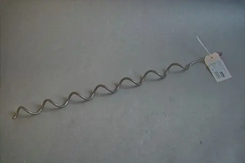 Metallisches Spiralled mit einer wellenförmigen Struktur. Der Artikel scheint Teil eines Heizsystems von Brötje zu sein. An einer Seite hängt ein Preisetikett.