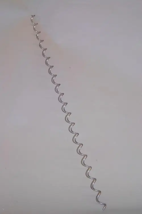 Brötje Wirbulator in Wellenform aus Metall, auf einer flachen Oberfläche platziert. Das Produkt hat eine klare, durchgehende Struktur ohne erkennbare Details zu Maßen oder spezifischen Merkmalen.