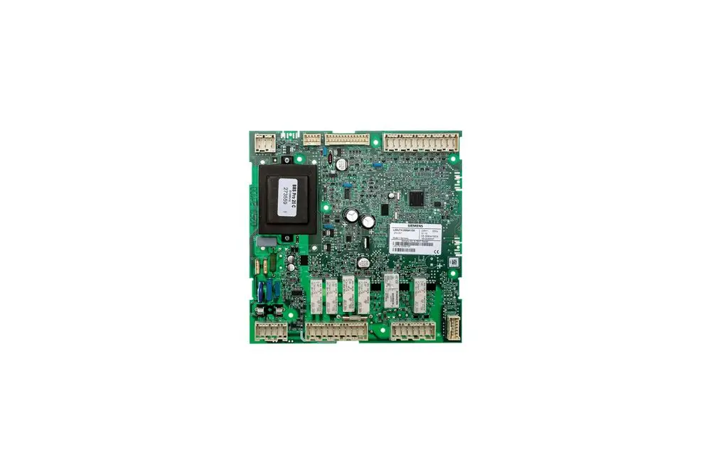 Grüne Leiterplatte mit verschiedenen elektronischen Bauteilen, darunter Chips, Kondensatoren und Anschlüsse, präsentiert von der Marke Brötje.