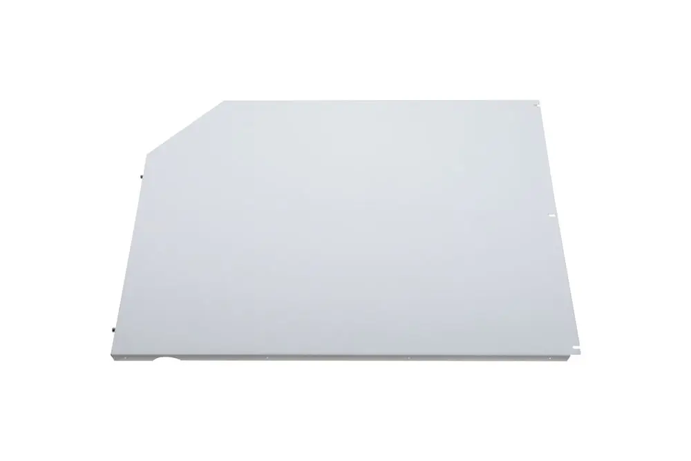 Weißes flaches Metallteil mit schrägem Rand und mehreren Löchern für die Befestigung. Möglicherweise Teil einer Brötje-Heizung oder Verkleidung.