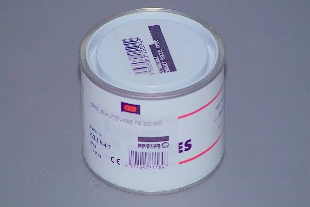 Weißer runder Farbbehälter mit Aufschrift und Barcode, möglicherweise von der Marke Brötje. Der Behälter hat eine graue Unterlage und ist in einem neutralen Raum platziert.
