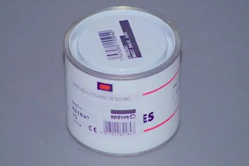 Weißer runder Farbbehälter mit Aufschrift und Barcode, möglicherweise von der Marke Brötje. Der Behälter hat eine graue Unterlage und ist in einem neutralen Raum platziert.