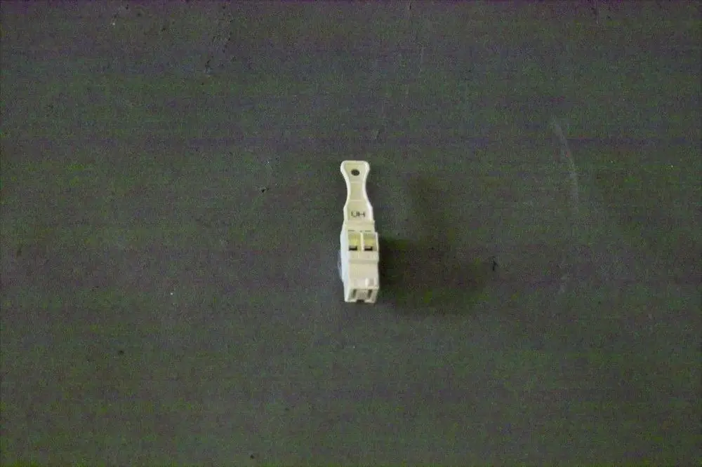 Stecker von Brötje, 5-polig, mit zwei Anschlüssen. Weißes Gehäuse auf dunklem Hintergrund, stehend abgebildet.