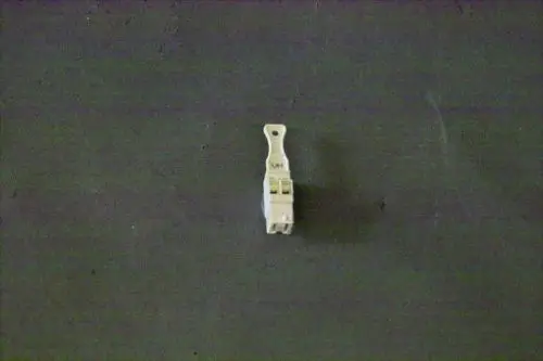 Stecker von Brötje, 5-polig, mit zwei Anschlüssen. Weißes Gehäuse auf dunklem Hintergrund, stehend abgebildet.