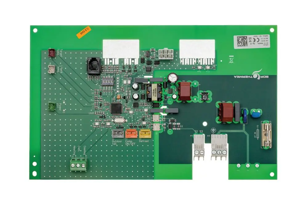 Grüne Leiterplatte von Brötje mit verschiedenen elektronischen Komponenten, Anschlüssen und Beschriftungen. Eignet sich zur Steuerung von Heizsystemen oder ähnlicher Anwendungen.
