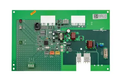 Grüne Leiterplatte von Brötje mit verschiedenen elektronischen Komponenten, Anschlüssen und Beschriftungen. Eignet sich zur Steuerung von Heizsystemen oder ähnlicher Anwendungen.