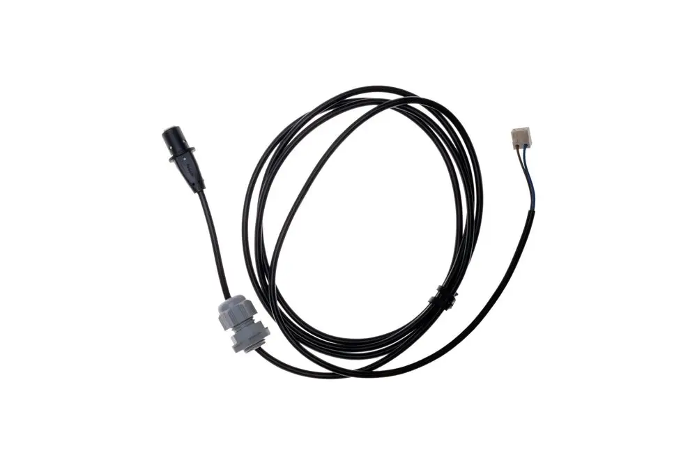 Kabel mit zwei Steckverbindern, einer grauen und einer schwarzen, zur Verbindung von Brötje Heizungspumpen, mit isolierten Drähten in schwarzem Mantel.