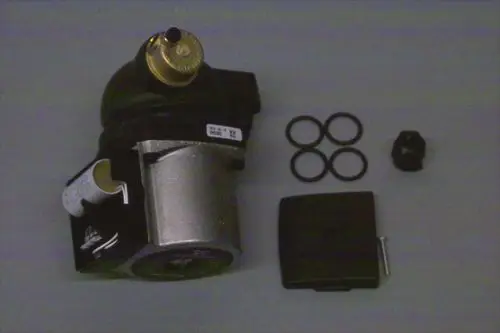 Brötje Pumpe mit Motor, mehreren Dichtungsringen und Zubehörteilen auf grauem Untergrund. Komponenten in der Anordnung erkennbar zur Verwendung in Heizsystemen.