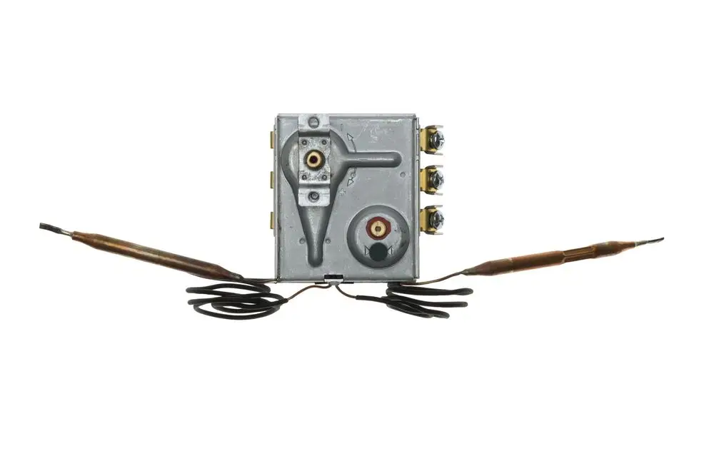 Brötje Heizstab mit metallischem Gehäuse, mehreren Anschlüssen und zwei langen Kabeln auf jeder Seite. Design unterstützt elektrische Heizungsanwendungen.