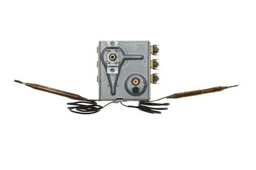Brötje Heizstab mit metallischem Gehäuse, mehreren Anschlüssen und zwei langen Kabeln auf jeder Seite. Design unterstützt elektrische Heizungsanwendungen.