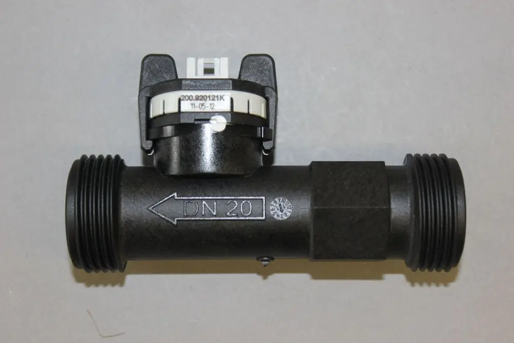 Brötje Produkt, schwarzes Kunststoffrohr mit einem Anschluss oben, gekennzeichnet mit „DN 20“ und einem Messgerät oder Sensor am oberen Ende.