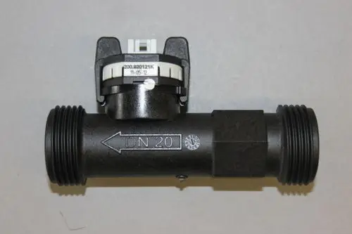 Brötje Produkt, schwarzes Kunststoffrohr mit einem Anschluss oben, gekennzeichnet mit „DN 20“ und einem Messgerät oder Sensor am oberen Ende.