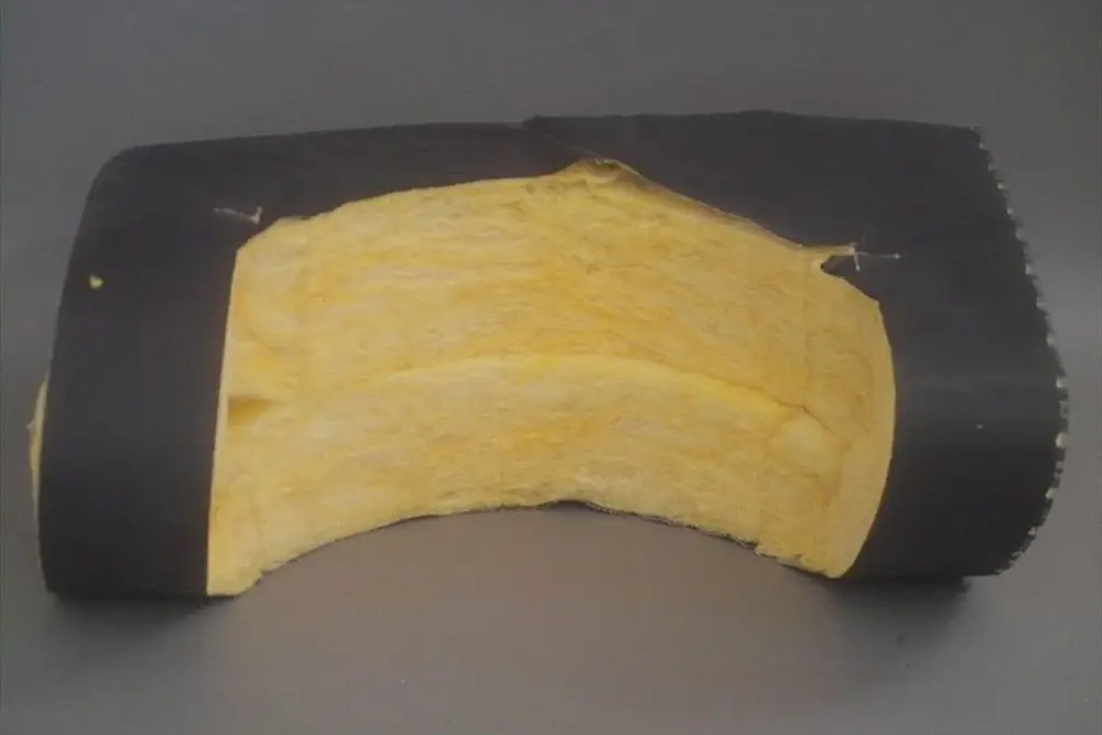 Brötje Iso-Matte mit gelbem, isolierendem Material und schwarzem Außenbereich, halbkreisförmige Form, auf grauem Hintergrund sichtbar.