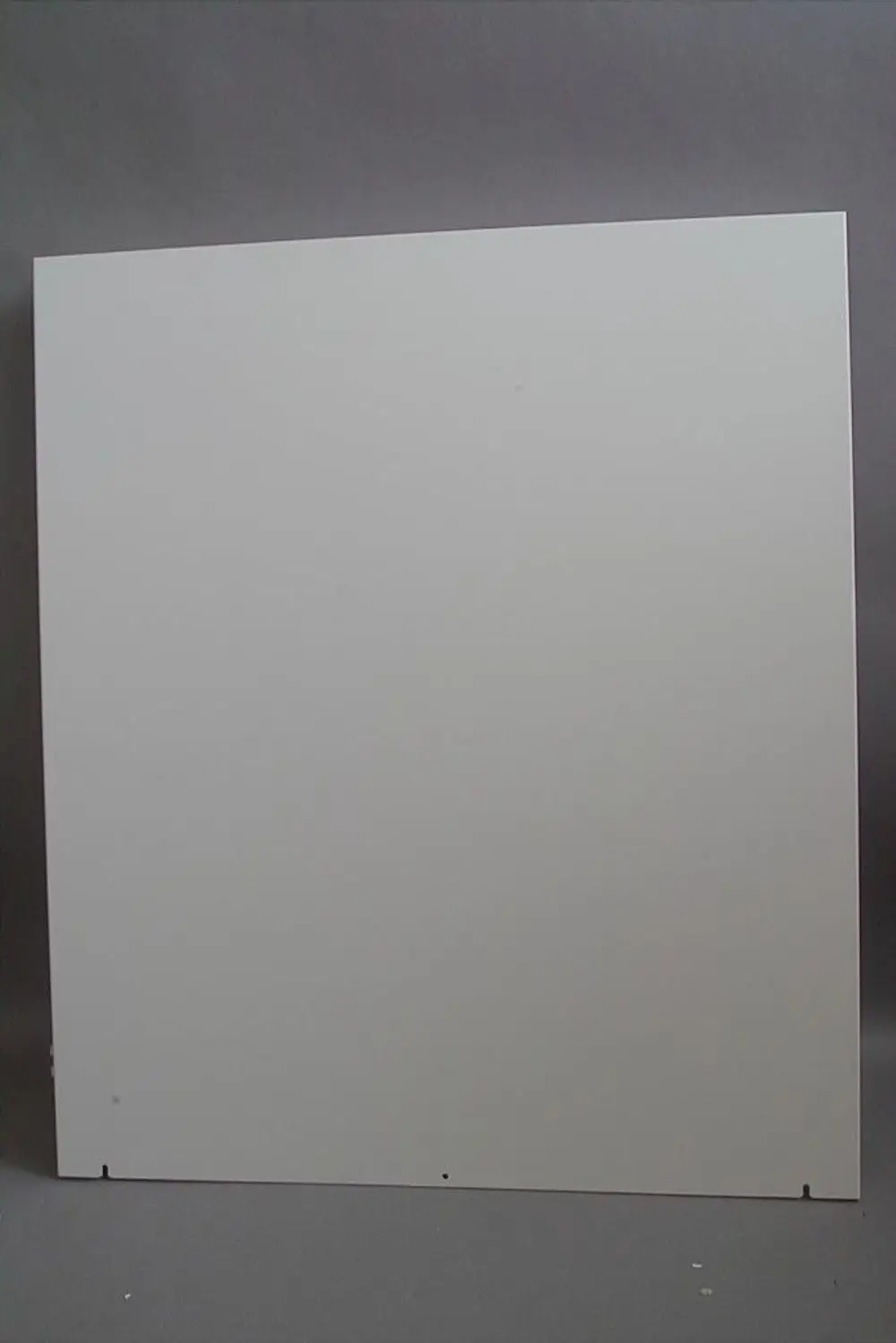 Weiße Wandplatte von Brötje, flach und rechteckig, mit minimalen Befestigungslöchern, vor grauem Hintergrund.
