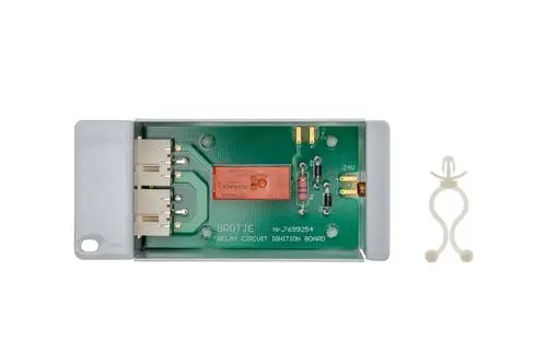 Brötje Relaisbox mit angeschlossenen Steckverbindern auf grünem Leiterboard, ausgestattet mit einem Relais und verschiedenen elektronischen Bauteilen.