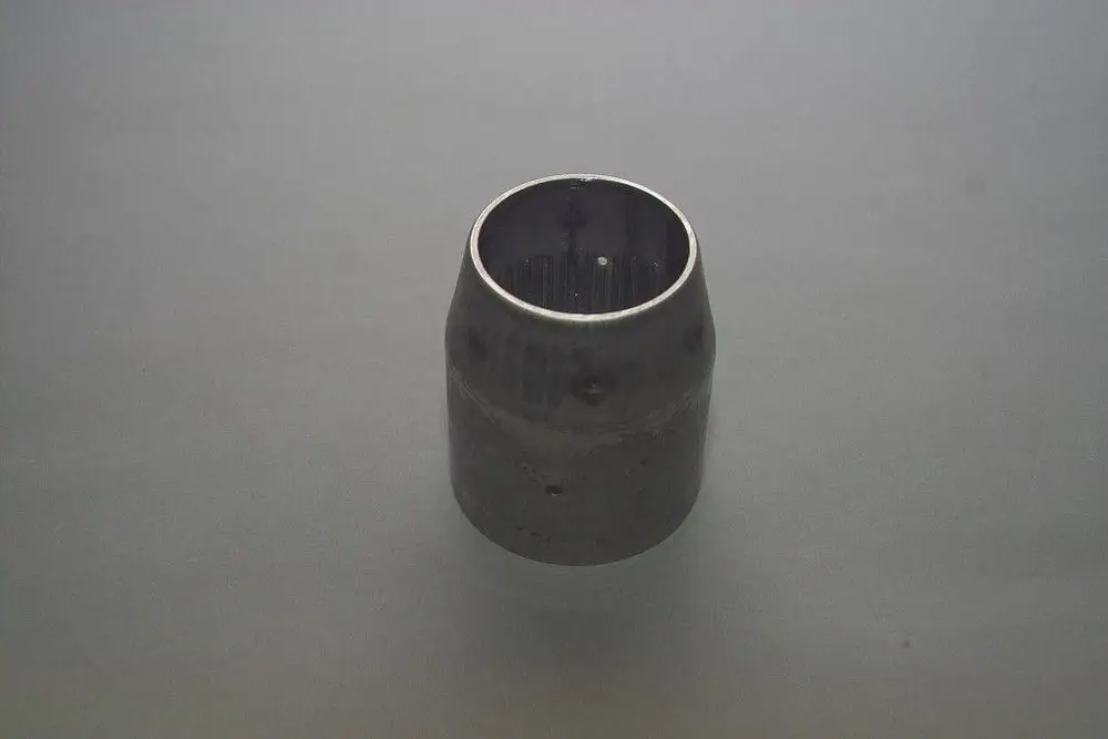 Metallisches Rohr mit offener Oberseite, möglicherweise für Brenneranwendungen. Teil aus der Brötje Produktlinie, mit glatter Oberfläche und zyklindrischer Form.
