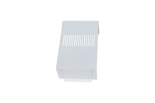 Weiße Abdeckung von Brötje für elektrische Heizung, rechteckige Form mit Lüftungsschlitzen oben, montiert an der Wand.
