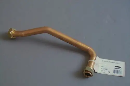 Kupferrohr mit zwei Gewindeflanschen und einer gebogenen Form, gekennzeichnet mit der Marke Brötje. Das Produkt liegt auf grauem Hintergrund.