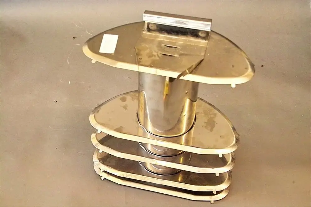 Stapelbare Metallplatten mit zentralem Rohr, möglicherweise für Luftzirkulation oder Heizsysteme, gekennzeichnet mit Brötje.