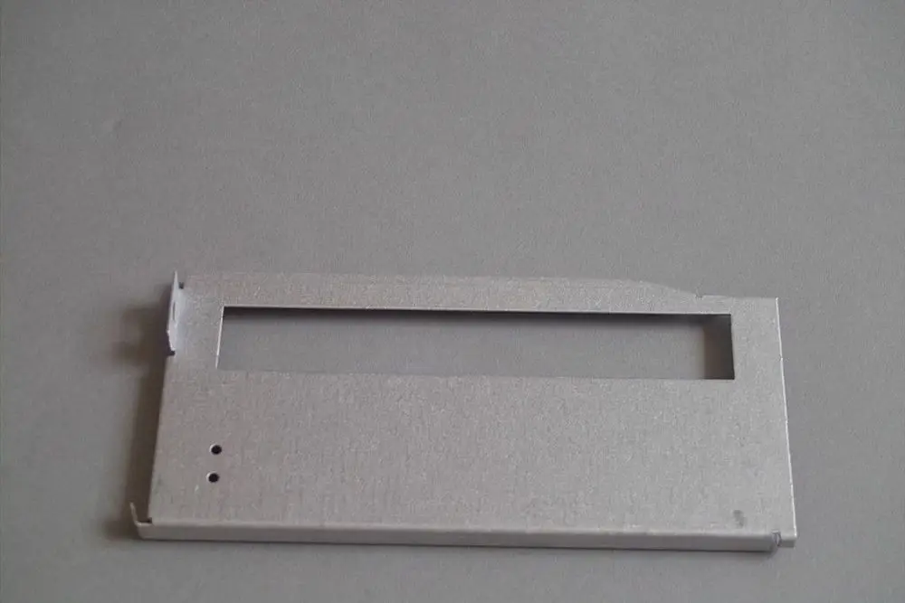 Metallischer Flansch mit rechteckiger Öffnung und zwei Löchern, geeignet für Anwendungen in Heizsystemen, wie sie beispielsweise bei Brötje-Produkten verwendet werden.