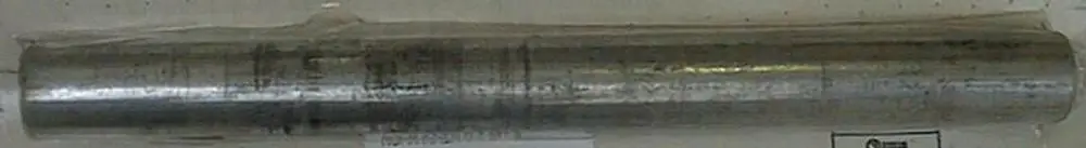 Aluminiumschlauch in transparenter Folie, möglicherweise Bestandteil eines Heizsystems von Brötje. Die Oberfläche zeigt eine metallische Textur und keine weiteren Beschriftungen.