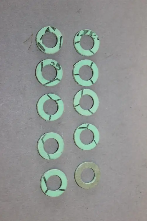 Zehn grüne Dichtungsringe mit schwarzen Markierungen, auf grauem Hintergrund angeordnet. Brötje-Dichtungsset für den Einsatz in Heizungssystemen.