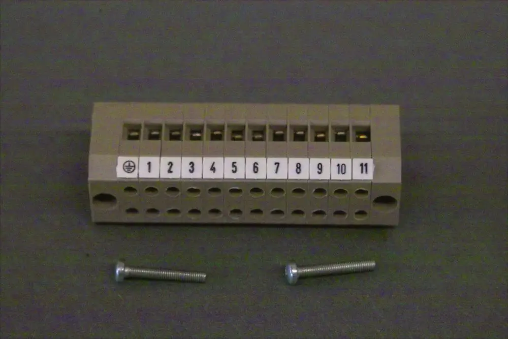 Brötje Anschlussklemme mit nummerierten Anschlüssen, platzsparendes Design, zwei Schrauben zur Befestigung daneben.