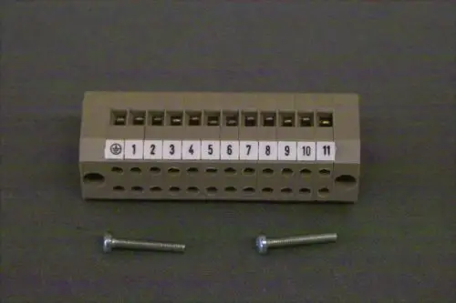 Brötje Anschlussklemme mit nummerierten Anschlüssen, platzsparendes Design, zwei Schrauben zur Befestigung daneben.