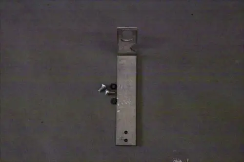 Brötje Halter aus Metall, langgestreckt mit einer Aussparung und mehreren Löchern für die Montage. Im Bild sind auch Schrauben und Unterlegscheiben zu sehen.