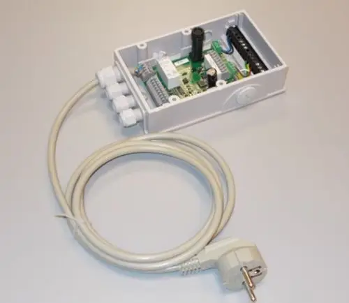 Brötje Steuerungseinheit in einem weißen Gehäuse mit mehreren Anschlussmöglichkeiten und einem Kabel mit Stecker, gelegen auf einer neutralen Oberfläche.