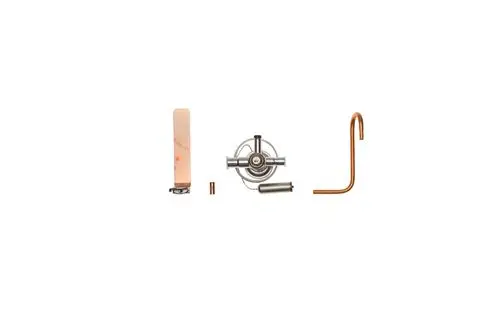 Set bestehend aus mehreren Komponenten, darunter eine kupferne Halterung, ein metallener Drehmechanismus und ein kleiner Zylinder, angeboten von Brötje.