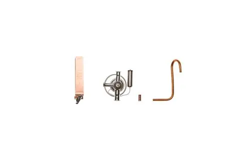 Verschiedene Metallteile, darunter eine Kupferröhre und ein Gerät mit einem Drehmechanismus, präsentiert in einem weißen Hintergrund, möglicherweise für ein Brötje Produkt.