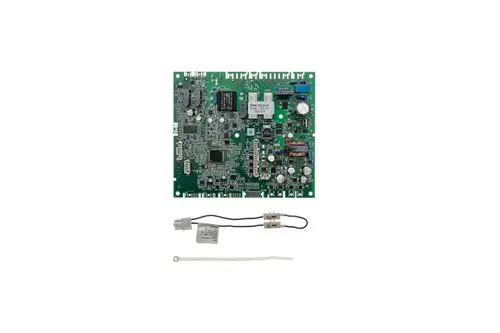 Grüne Leiterplatte mit verschiedenen elektronischen Bauteilen und Anschlüssen, Teil eines Brötje Systems, darunter Sensor und Verbindungskabel.