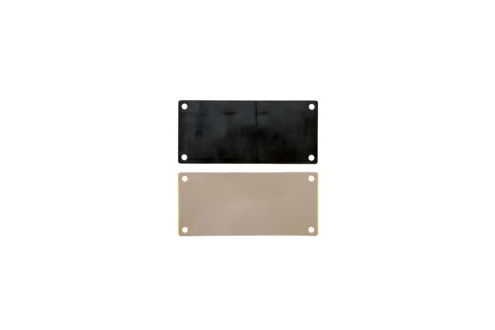 Zwei Dichtungen von Brötje für Reinigungsdeckel, eine schwarze oben und eine beige unten, beide mit vier Befestigungslöchern in den Ecken.