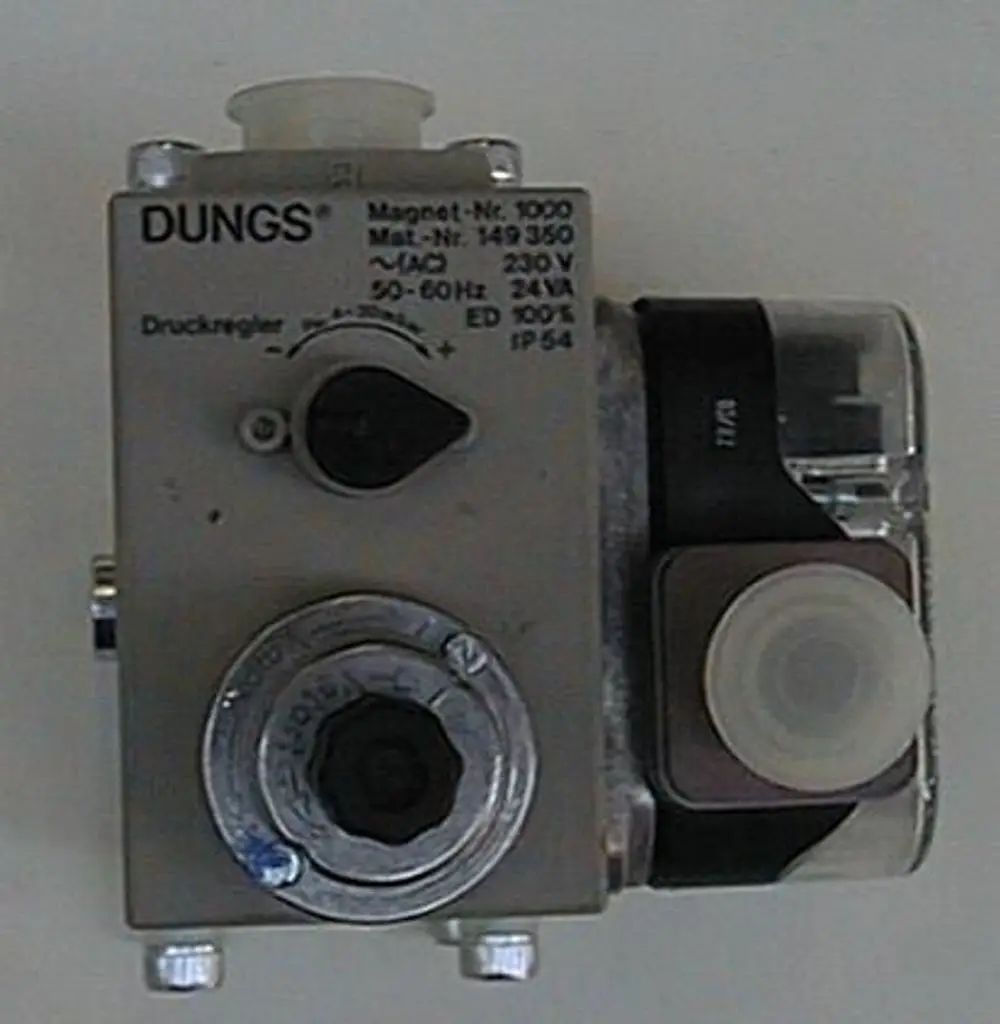 Dungs Druckregler für gasbetriebene Systeme, auf silbernem Gehäuse montiert. Kennzeichnungen und Anschlüsse sind sichtbar. Eignet sich für Brötje Heizsysteme.