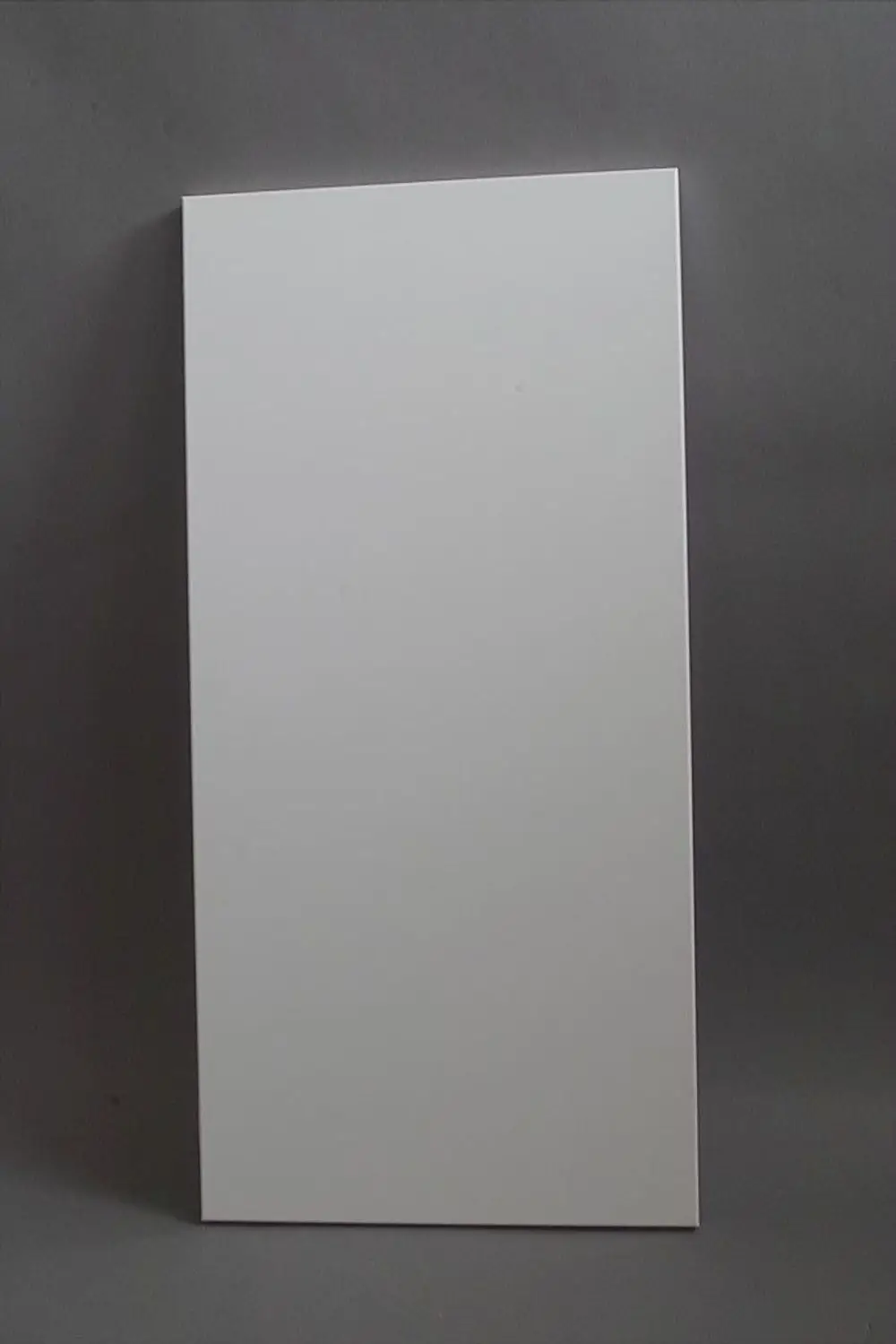 Weißes, flaches Paneel vor grauem Hintergrund. Es könnte Teil einer Verkleidung, möglicherweise von der Marke Brötje, sein. Keine weiteren Details sichtbar.