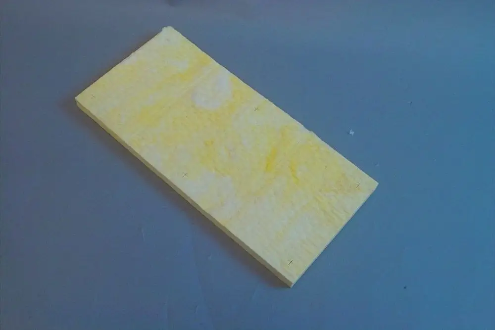 Brötje Dichtung in gelb mit gerillter Oberfläche, auf grauem Hintergrund liegend. Die Dichtung hat eine rechteckige Form und ist ohne weitere Beschriftung oder Maße abgebildet.