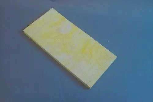Brötje Dichtung in gelb mit gerillter Oberfläche, auf grauem Hintergrund liegend. Die Dichtung hat eine rechteckige Form und ist ohne weitere Beschriftung oder Maße abgebildet.