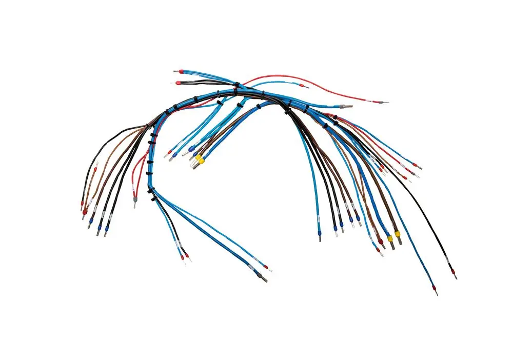Kabelbaum von Brötje mit mehreren farbigen Drähten und Anschlüssen, die zu unterschiedlichen Verbindungen führen. Ideal für elektrotechnische Anwendungen.