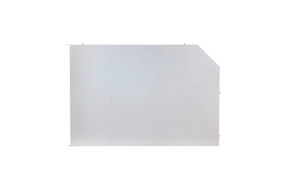 Weißes, rechteckiges Verkleidungselement von Brötje mit einer schrägen Ecke, montiert an einer Wand.