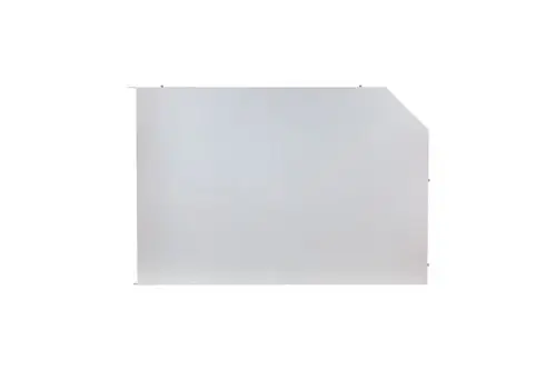Weißes, rechteckiges Verkleidungselement von Brötje mit einer schrägen Ecke, montiert an einer Wand.