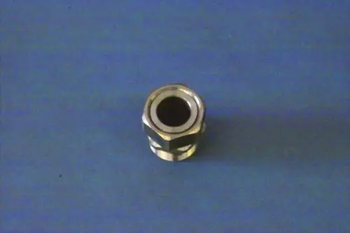 Verchromte Metallverbindung mit einem runden Innenloch. Die Oberfläche weist ein Hexagon-Muster auf. Hersteller ist Brötje.