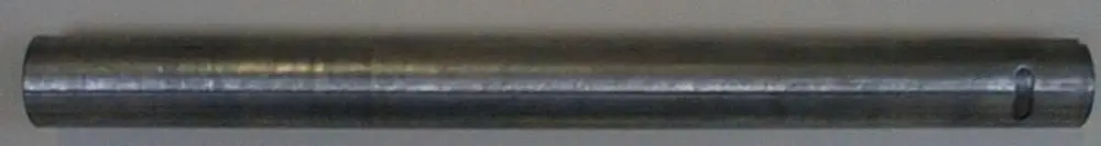 Rohrelement aus Metall mit glatter Oberfläche und seitlichem Loch, geeignet für Anwendungen im Heizungsbereich, möglicherweise von Brötje.