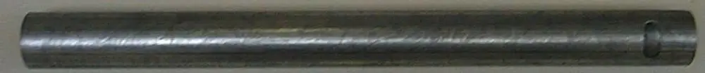 Metallrohr mit glatter Oberfläche und seitlicher Aussparung, hergestellt von Brötje. Es hat eine zylindrische Form und ist einsetzbar in technischen Anwendungen.
